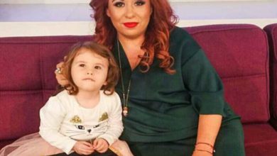 Photo of Oana Roman, cu fetița la spital de Sărbători: „Isa a făcut febră 40 și nu a cedat la niciun medicament”