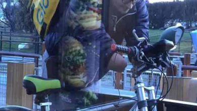 Photo of Cine este romanul fara maini, care livreaza mancare pe bicicleta. A fost fugarit de jandarmi cu bastoane