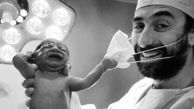 Photo of Un semn divin? Fotografia in care un nou-nascut smulge masca medicului face inconjurul lumii