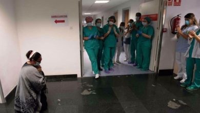 Photo of Poza anului în Spania. Mamă româncă, în genunchi în fața medicilor care i-au salvat fiul bolnav de COVID